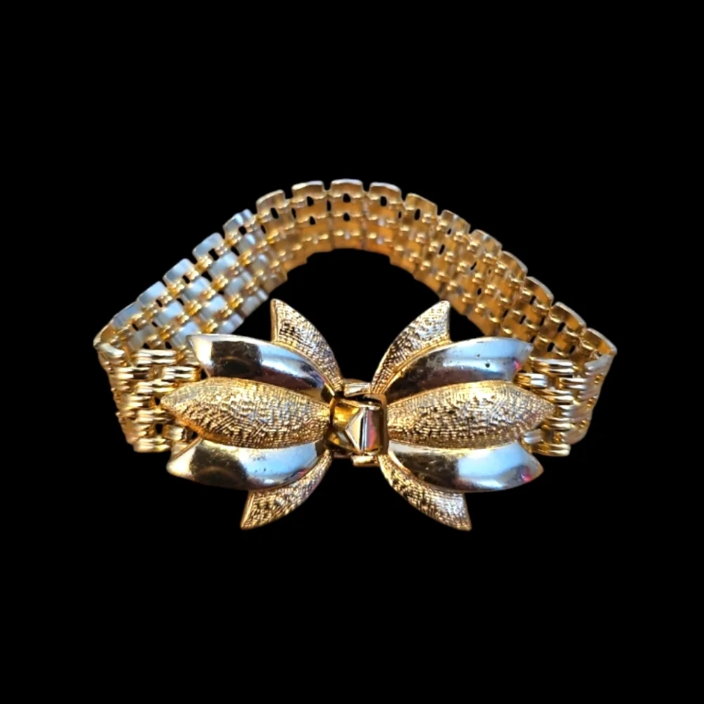 Rare Find,1960,Vintage & Charming Gold Tone Bracelet Basket Wave